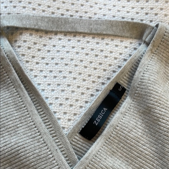 Jessica Gray Ruffled Sweatshirt - Picture 4 of 5